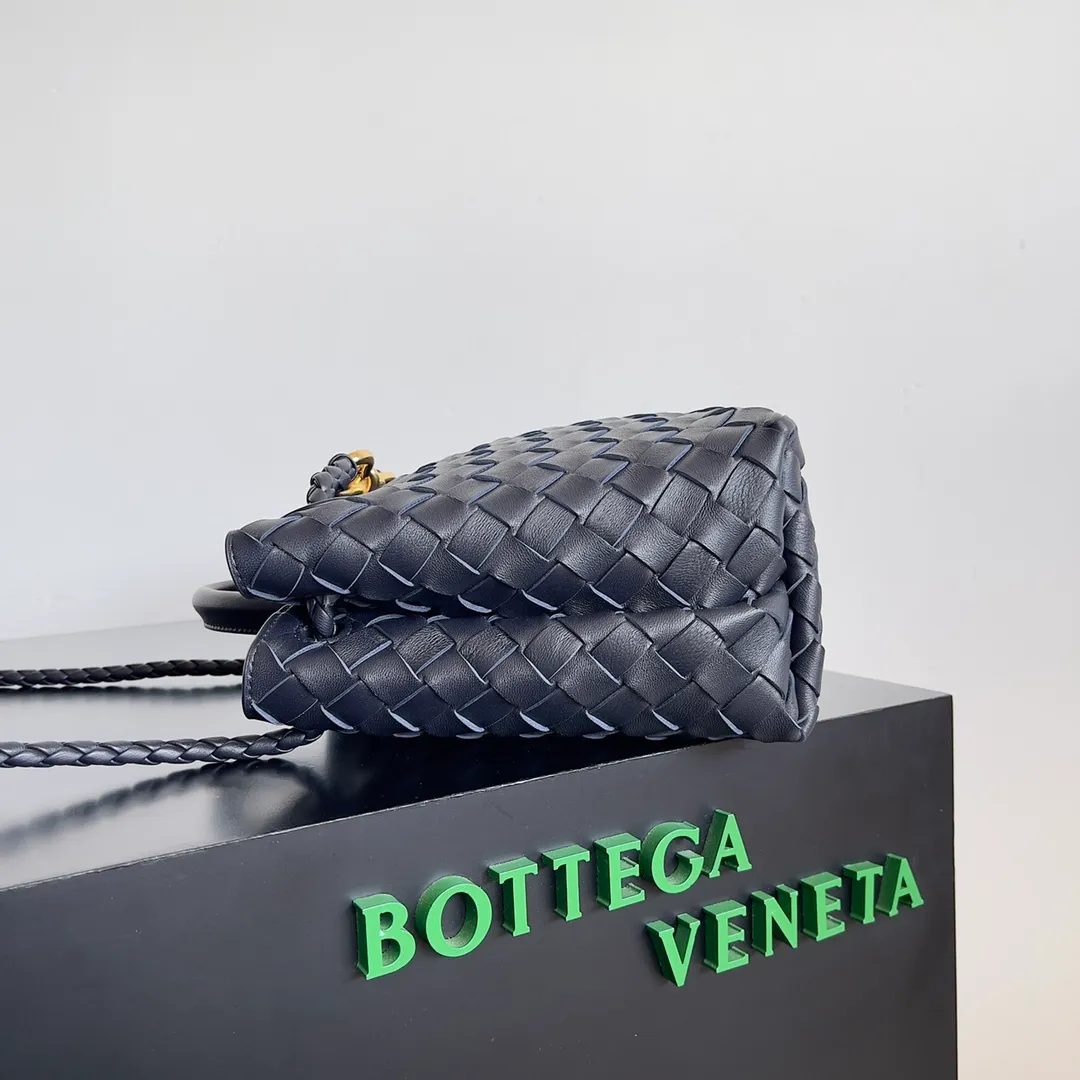 The 2023 new Andiamo batch of 1860 BV has been shipped‼ ️Really popular🔥The new Andiamo woven handbag launched by Bottega Veneta this season is really popular all over the world! ! Celebrities at home and abroad have worn it, and Oscar-winning actress Michelle Yeoh has taken it out on the street. Song Jia, Trai Yara, Yu Feihong, Sanji Ayaka, Rosie Hunting-Whiteley, Yoshioka Riho, etc. have all picked up this bag. It is classic and versatile, showing off its temperament, and the bag capacity is also large, which is very convenient for daily commuting! ! A variety of carrying methods, the shoulder straps can be adjusted by yourself, the original lambskin feels soft and delicate, and the neutral style is made to break gender boundaries and bring a more practical and longer-lasting use experience. Andiamo, which has both elegant and casual styles, perfectly interprets the true appearance of "fashionable old money style". Style number: 743568 Size: 25*22*10.5cm